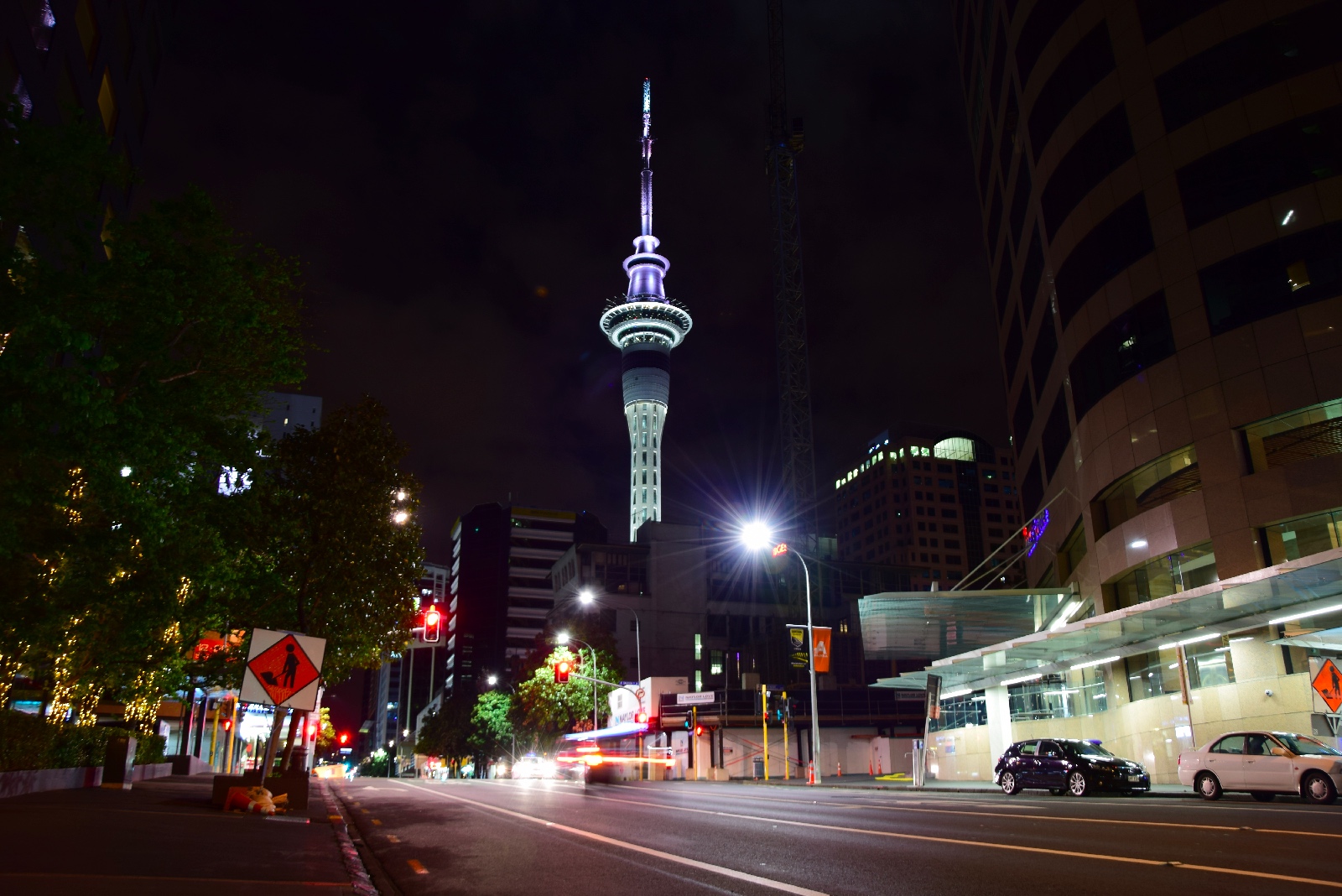 Sky Tower v nočním Aucklandu